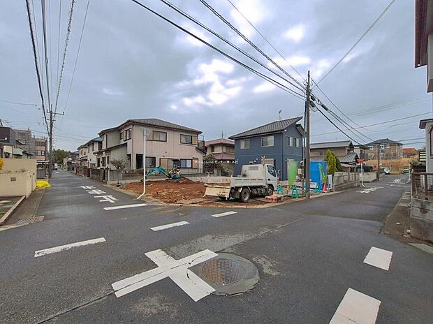美しい緑と良好な住環境が守られてきたこの街に、凛とした空気を醸す住宅。穏やかな空気の流れる落ち着いた住環境です。ぜひ、現地へ足をお運びいただき実際の環境・陽当たりをご確認下さい。