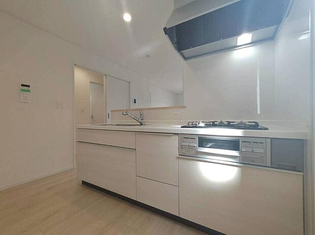 リビングを見渡せるカウンターキッチンでお子様の様子を伺いながら食事の支度が出来ます。最近はリビングで勉強するお子様も増えてきているようです。家族の気配を感じられる、そんな空間を演出できるキッチンです。