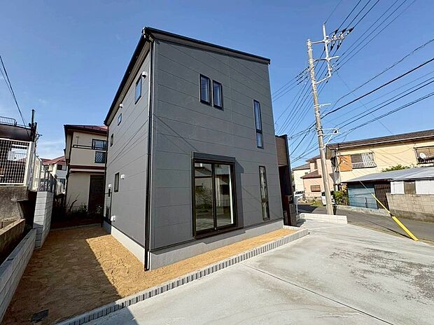 美しい緑と良好な住環境が守られてきたこの街に、新築戸建てが誕生致しました。穏やかな空気の流れる落ち着いた住環境です。ぜひ、現地へ足をお運びいただき実際の環境・陽当たりをご確認下さいませ♪