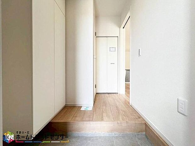 【玄関】散らかりがちな玄関もスッキリと保てる玄関収納は、家の中に入る時一番最初に目に付く場所だからこだわりたいですよね!木目調の落ち着いた雰囲気の色目が、お部屋の雰囲気をそのまま表している家の顔です。