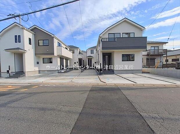 【現地外観写真】美しい緑と良好な住環境が守られてきたこの街に、新築戸建てが誕生いたしました。穏やかな空気の流れる落ち着いた住環境です。ぜひ、現地へ足をお運びいただき実際の環境・陽当たりをご確認下さいませ♪