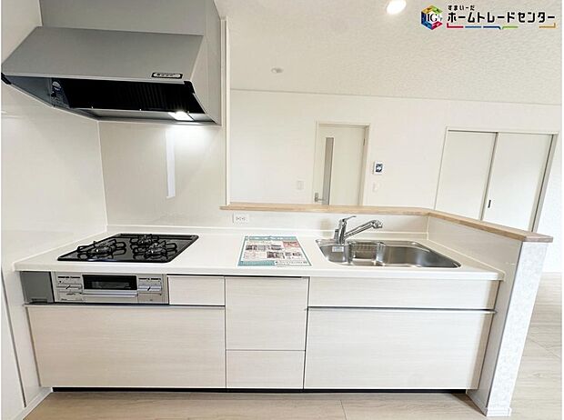 【≪Kitchen≫】リビングで遊んでいるお子様を見守りながら、時にはお喋りをしながら料理や後片付けができる人気の高いスタイルです♪