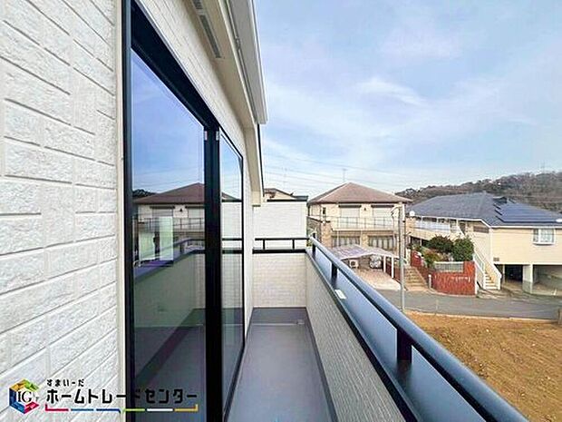 【バルコニー】南からの明るい光が差しこむ陽だまりの空間。南に大きく面したバルコニーでお洗濯も干せばあっという間に乾きそうで家事もスムーズにこなせますね!乾いたお洗濯物からは太陽の匂いが感じられる心地よさ。