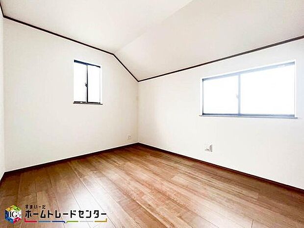 【リビング以外の居室】お子様の自立性を与えてあげられる子供部屋はお子様にとって大変重な役割があります。子供一人で過ごす空間を与えることで、宿題や勉強時間も自然と増えまた自ら部屋の片付けや掃除なども促すことに繋がります。