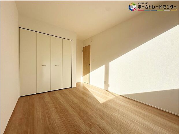 【≪Room≫】明るめのフローリングですので、壁紙ともマッチし、お部屋を更に広く見せてくれる効果も。