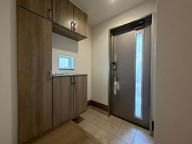 【玄関】家の第一印象は玄関で決まるくらい重要な場所。玄関は家の顔といわれますが我が家のセンスをさりげなく感じさせる魅力ある玄関造りも楽しみの一つ。帰宅する度に家族がほっとできる心地よい空間造りも大切ですね♪