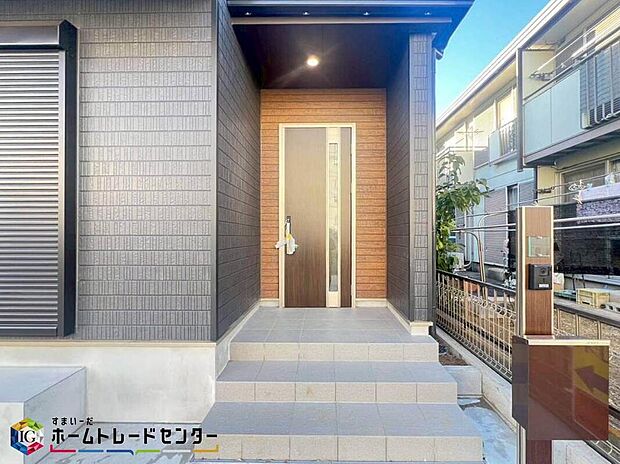 【玄関】家の第一印象は玄関で決まるくらい重要な場所。玄関は家の顔といわれますが我が家のセンスをさりげなく感じさせる魅力ある玄関造りも楽しみの一つ。帰宅する度に家族がほっとできる心地よい空間造りも大切ですね♪