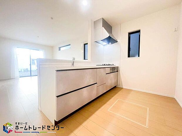 【キッチン】対面キッチンからはリビングで遊んでいるお子様まで目が届きます♪広いキッチンはお子様とのお料理も楽しめますね♪また、リビングに居るご家族ともスムーズな会話ができますので家族の絆も深まりますね♪