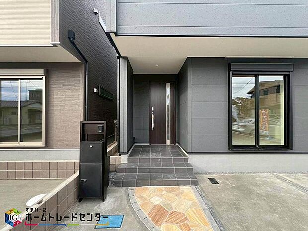 【玄関】家の第一印象は玄関で決まるくらい重要な場所。玄関は家の顔といわれますが我が家のセンスをさりげなく感じさせる魅力ある玄関造りも楽しみの一つ。帰宅する度に家族がほっとできる心地よい空間造りも大切ですね♪