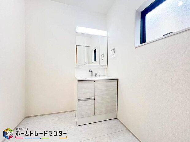 【洗面台・洗面所】ゆとりの洗面スペースで朝の身支度も快適スムーズに。3面鏡で髪のセットやお化粧もストレスなくこなせ、朝から気分良く通勤通学に向かえそうですね!鏡の裏にはたっぷりと収納スペースを標準装備!