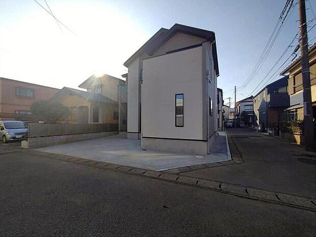 【前面道路含む現地写真】閑静な住宅地で子育て家族にピッタリ。毎日のお散歩も快適な緑に恵まれたエリアで、自然に包まれた穏やかな暮らしを実現するための、ゆとりある住環境が整っています。緑の潤いを感じながらホッと生活できそう。