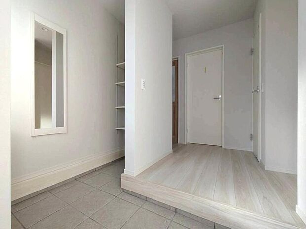 【玄関】ベビーカーや自転車、ゴルフバッグなどのスポーツ用品、また趣味のアウトドア用品と多様な物も収納出来る玄関収納。散らかりがちな場所が、いつでも「きれいな状態」をキープできることで、より心地よく暮らせます♪