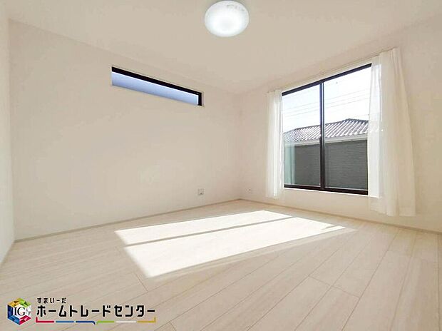 【リビング以外の居室】ダブルベッドのサイズのベッドを配置しても十分な広さを確保できる寝室です♪住んでから後悔しないために、そして何よりゆっくりと安眠できるよう、居心地がよく快適に過ごせる寝室の空間づくりにこだわりましょう。