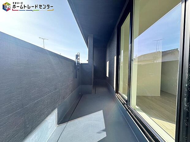 【バルコニー】晴れた日にはたっぷりのお洗濯ものを干すことができるバルコニー。