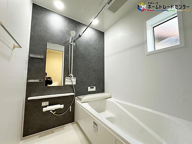 【浴室】窓付きのバスルームは、明るく換気環境も良好。日中の入浴も気持ちよくお使い頂けそうです。