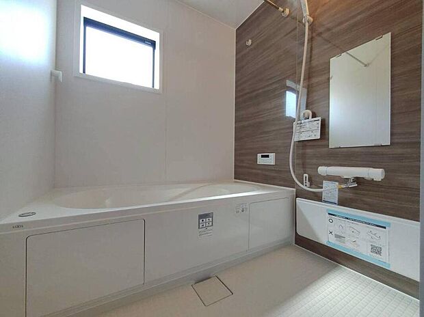 【浴室】お子様と一緒に入ってもゆったり寛げる1坪タイプのシステムバス。水をはじくのが早く乾きやすくカビの発生を防ぐドライ床&標準仕様簡単ヘアキャッチャーも付いていますので一番最初に味わう【綺麗】を長く保てます