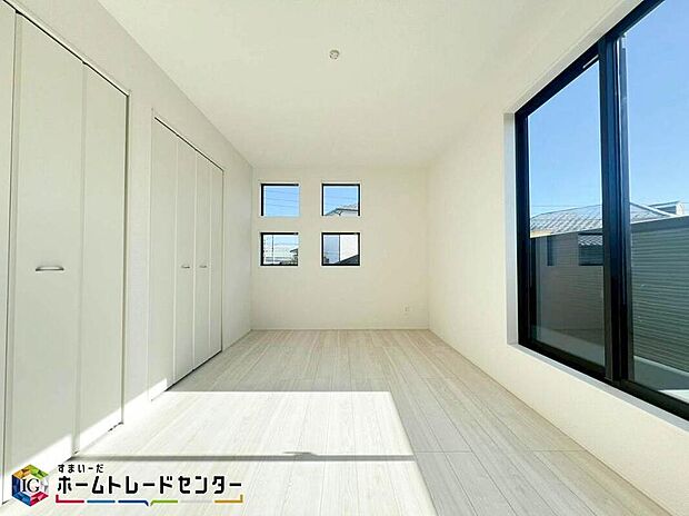 【リビング以外の居室】マンションと違い部屋数が多いのが戸建てのメリットです。ご家族が増えたことで手狭に感じていた住まいも戸建てでは各居室プライバシーを保つことができます。住まいにゆとりが生まれ心もリラックスできます♪