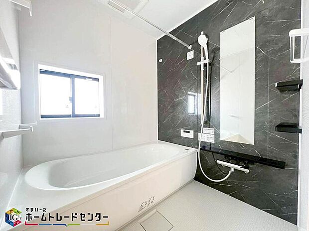 【浴室】親子で一緒に入れてゆったりとくつろぐことのできるバスタブです。ご家族の毎日の疲れを 癒す広々とした空間になっております。また、換気ができる窓もあるので梅雨時の気になる湿気なども換気できて安心ですね♪