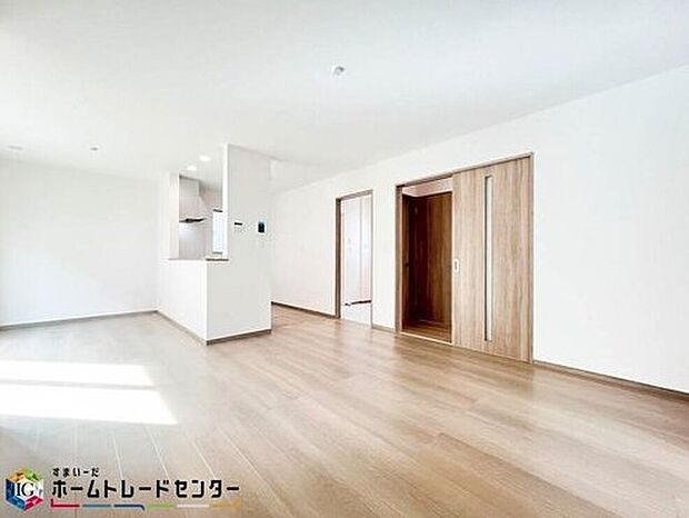 【リビング】南向きのLDKは採光も明るく風通し共に良好です。対面キッチンからはLDが見渡せるのでお子様が遊んでいる様子を見守りながら料理できます。また会話をしながらの調理も可能ですので家族との交流も深まりますね♪