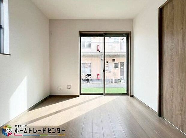 【リビング以外の居室】リビング横にある洋室は魅力的♪家族が増えた時の為に部屋数も確保しておきたい。そんな欲張りなニーズに応える間取りとして人気なのが、リビングからつながるスペースを引き戸で仕切った間取りです♪