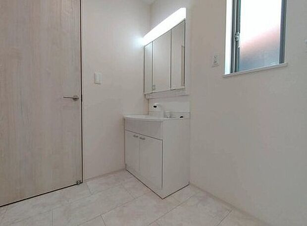 【洗面台・洗面所】広々としたリビングは南側に設けた掃き出し窓からたくさんの陽光を取り入れてくれます。家族が集まる空間ですからやはり明るさと、暖かさは大切です。広さがありますので家具の配置に悩まなくて済むのも良いです。