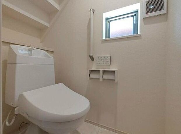 【トイレ】清潔感のあるスタイリッシュなシャワートイレ。トイレは家族が毎日使うプライベートな空間です。清潔であることはもちろん、使いやすく居心地のいいトイレにすることで快適に過ごすことができますね♪