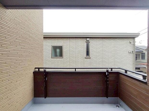 【バルコニー】インナーバルコニーは雨の日でもお洗濯物が干せる利点があります♪広々としてますので晴れた日には洗濯物やお布団も干せるのは嬉しいですね♪