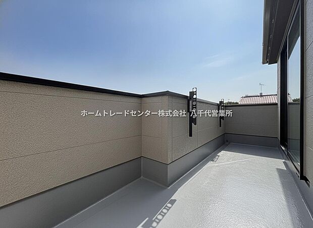 【バルコニー】ワイドバルコニーは遮るものがないため、日当たりがよいのが魅力です。晴れた日には洗濯物やお布団も広々と干せるのは嬉しいですね♪ガーデニングも可能です。緑に囲まれた自分だけの庭園、憧れてしまいますね♪