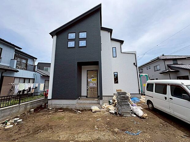 【現地外観写真】第一種低層住居専用地域の良好な住環境が保たれたエリア。低層の一戸建てを中心とした街並みが整然と続き、周辺は高い建物が建っていないので、採光や開放性に恵まれ、空が広く緑の多い閑静な趣を感じる環境です。