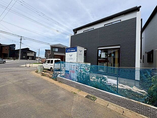 【現地外観写真】閑静な住宅地に馴染む落ち着いた色合いの外観。長く愛着を持って住んで頂きたいからこそ飽きのこないシンプルな色目に仕上げました。外壁には耐久性・防汚性に優れたサイディング材を使用しております！