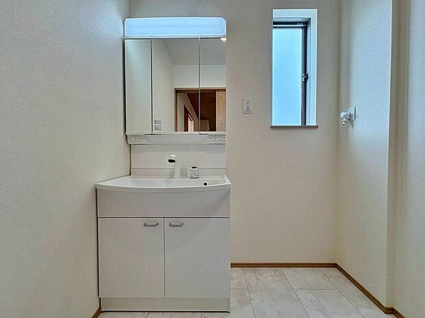 【洗面化粧台】三面鏡ならではの収納力、シャンプードレッサーならではの機能性、どちらも採用しております。汚れが落ちやすいすべり台ボウルは手入れもしやすく日々の生活を陰ながら支えてくれる仕様となっております。