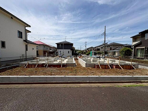 【現地外観写真】美しい緑と良好な住環境が守られてきたこの街に、新築戸建てが誕生致しました。穏やかな空気の流れる落ち着いた住環境です。ぜひ、現地へ足をお運びいただき実際の環境・陽当たりをご確認下さいませ♪
