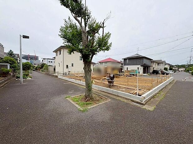 【現地外観写真】毎日のお散歩も快適な緑に恵まれた閑静な住宅地は、伸び伸びスローライフを叶えてくれます。自然豊富な季節の移ろいを身近に感じられる環境で子育てすれば、お子様もきっと素直に成長してくれるはずです！