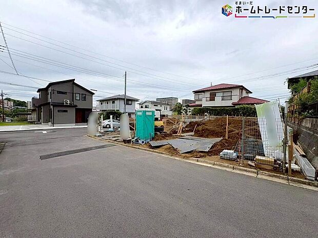 【前面道路含む現地写真】この風景が暮らしの一部に。毎日がイキイキと笑顔溢れる暮らしの始まりです♪ぜひ一度この見晴らしを体感してみませんか♪ご都合の良い時　自由に外観ご覧になれます。ご内見ご希望の際はぜひお気軽にご連絡下さい♪