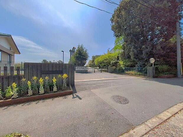 成田市立新山小学校（約450m）