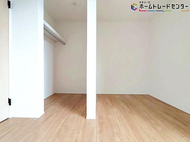 【収納】収納力豊富なWICを2か所に完備。
洋服や小物類など、目的に応じてすっきり美しい収納を実現します♪