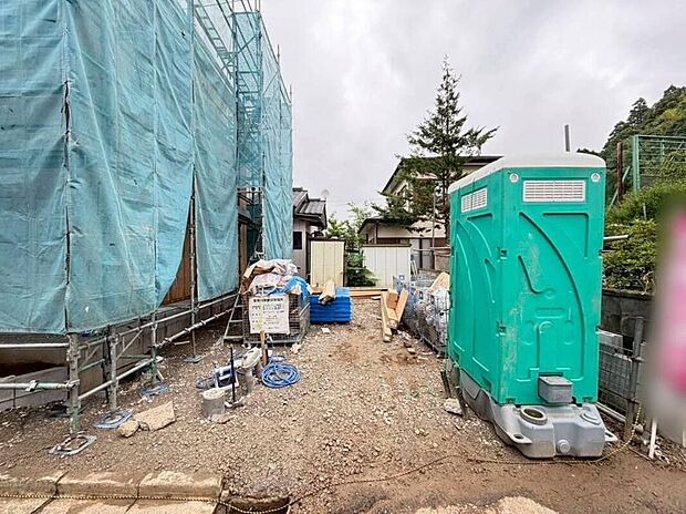 【前面道路含む現地写真】閑静な住宅地に馴染む落ち着いた色合いの外観。長く愛着を持って住んで頂きたいからこそ飽きのこないシンプルな色目に仕上げました。外壁には耐久性・防汚性に優れたサイディング材を使用しております!