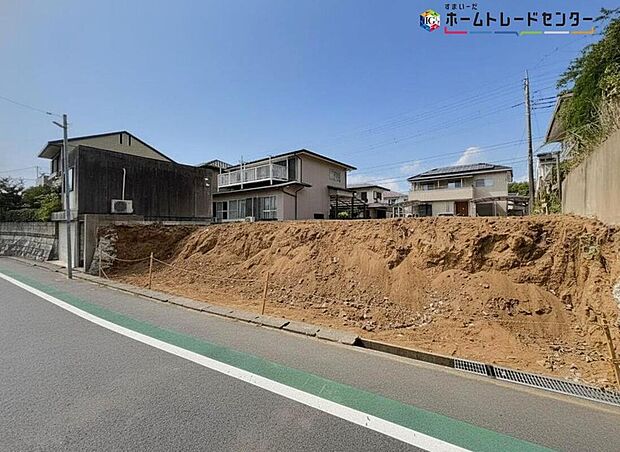 【現地外観写真】閑静な住宅地で子育て家族にピッタリ。毎日のお散歩も快適な緑に恵まれたエリアで、自然に包まれた穏やかな暮らしを実現するための、ゆとりある住環境が整っています。
【2026年8月撮影】