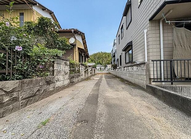 【前面道路含む現地写真】通りから一歩奥に入った静かで人目が気になりにくい立地です。物件のご案内につきましては、営業スタッフが丁寧に御対応します♪休日、お仕事帰りなど、ご都合に合わせていつでもご案内いたします♪