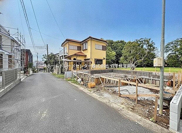 【前面道路含む現地写真】休日にご家族揃ってご見学はいかがでしょうか♪実際の現地を見てみると図面などではわからない、新たな発見もありますのでまずはお気軽にお問い合わせください♪