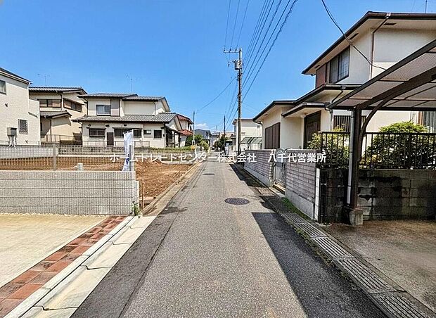 【前面道路含む現地写真】閑静な住宅地で子育て家族にピッタリ。毎日のお散歩も快適な緑に恵まれたエリアで、自然に包まれた穏やかな暮らしを実現するための、ゆとりある住環境が整っています。【現地2026年9月撮影】