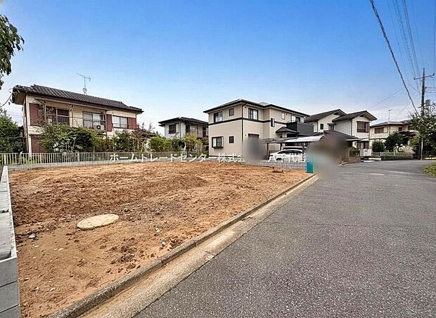 【前面道路含む現地写真】南側約6m公道に面し、敷地63坪超のゆとりや駐車2台分の使い方、道路との距離感まで現地でしっかり確認できます。