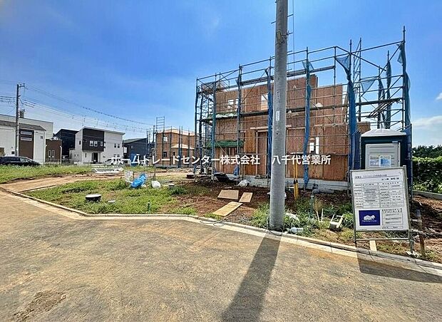 【現地外観写真】一戸建ての大きなメリットは、「自分の土地」を自由に使えること。好きなペットが飼えるほか、ガーデニングやDIY、車やバイクの手入れなど様々な趣味を楽しめます!