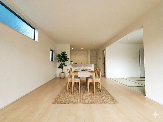 広いリビングは家族が自然と集まる居心地の良い空間　※家具をCGで加工しており、家具付き販売ではございません。