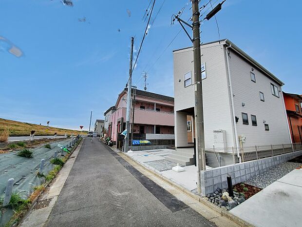 前面道路含む現地写真です