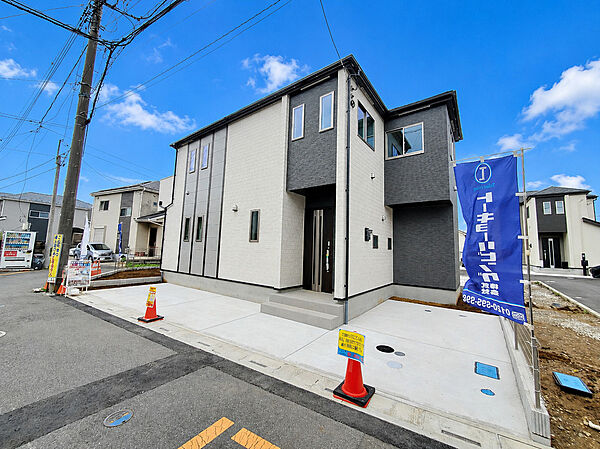 完成済・残りD号棟のみ！ブラック×ホワイトのスタイリッシュな外観が目を引く新築戸建。カースペース2台可、室内もゆっくりご見学いただけます。