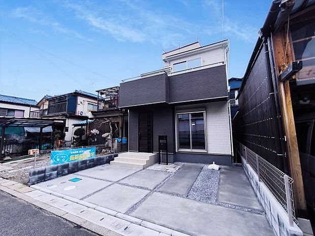 前面道路含む現地写真です