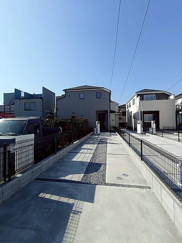 前面道路含む現地写真です