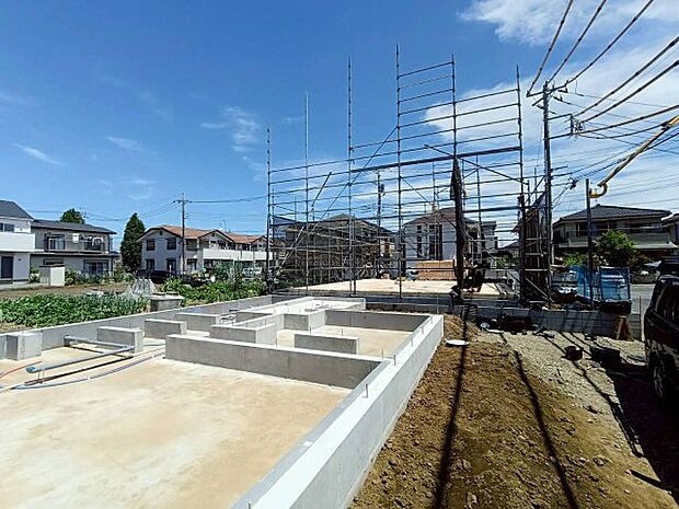 前面道路含む現地写真です