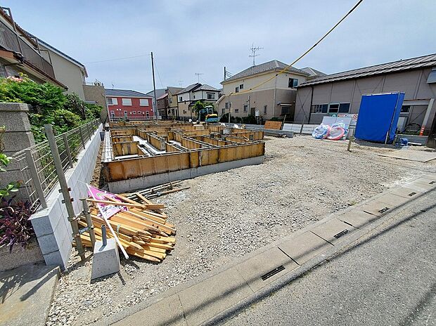 前面道路含む現地写真です